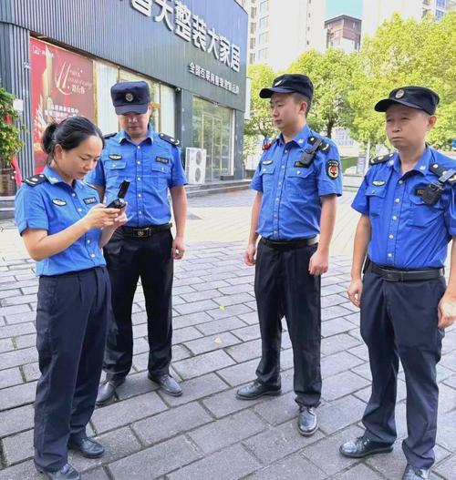 城管执法人员佩戴记录仪正在执法