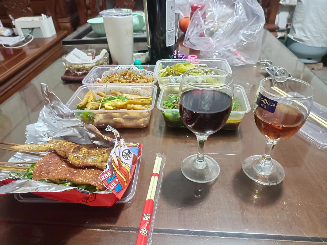 深夜的烧烤摊：陌生人的故事与我的反思