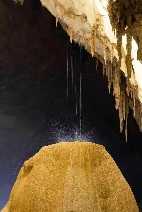 溶洞滴水侵蚀石灰岩现场图