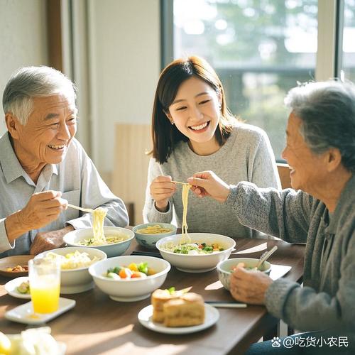 子女陪年迈父母吃家常菜场景