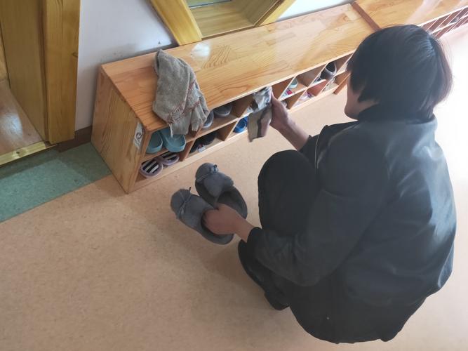 幼儿坚持整理鞋架秩序敏感期场景