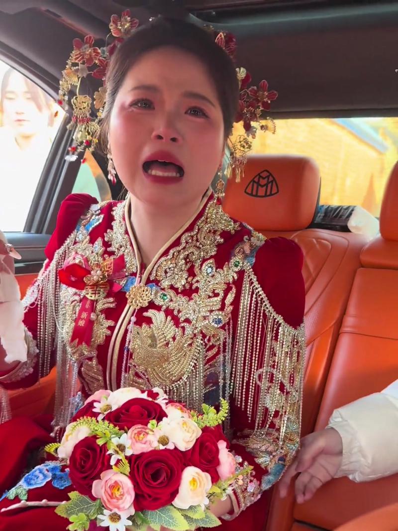 新娘在婚车上崩溃大哭妆容花掉特写
