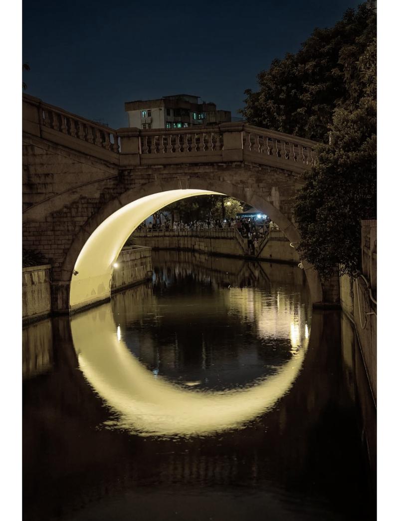 月光下孤身一人的异乡城市天桥夜景