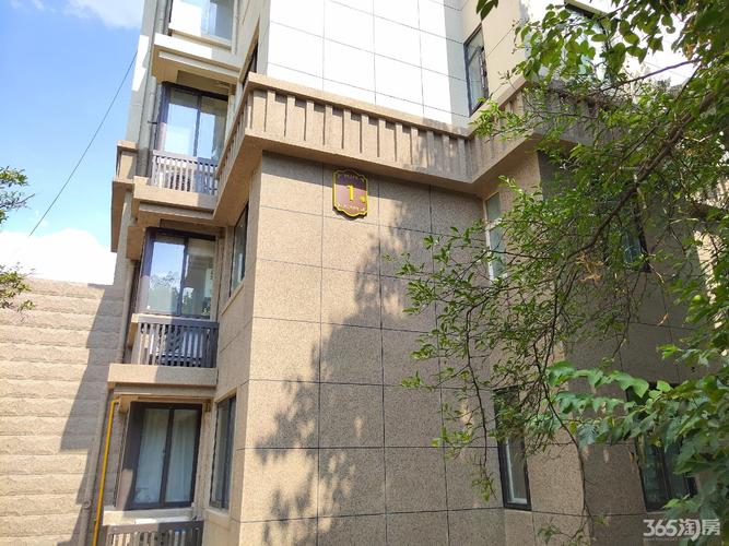 南京夏季二手房现场摸外墙厚度实拍