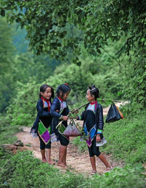 贵州黔东南侗寨少数民族家长带孩子山间玩耍