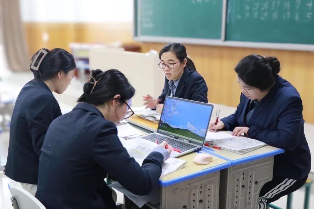 集团化办学教师跨校轮岗集体备课现场