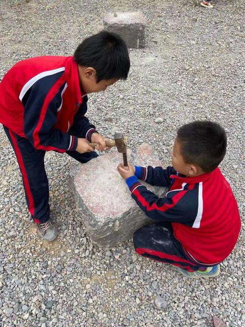 小学生在古村落里摸夯土墙找碎瓷片