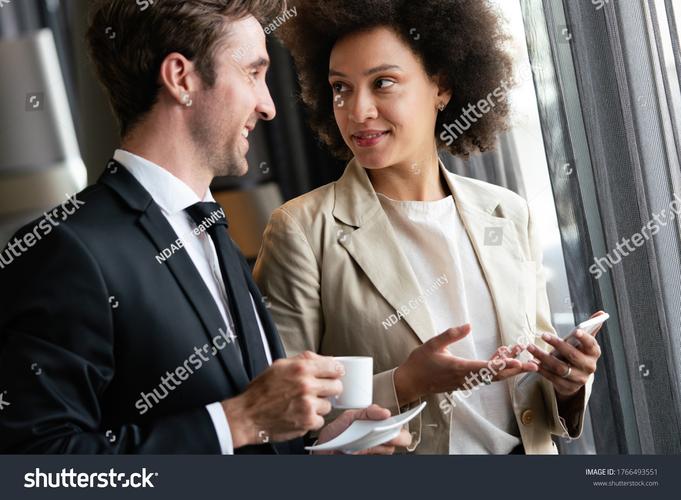 沟通技巧谈判桌上摆着一杯咖啡和文件夹