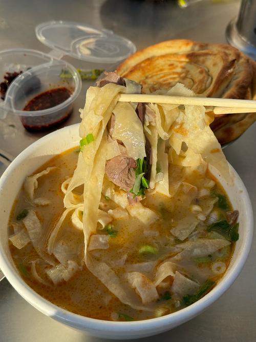 洛阳街头早餐摊热气腾腾的羊肉汤