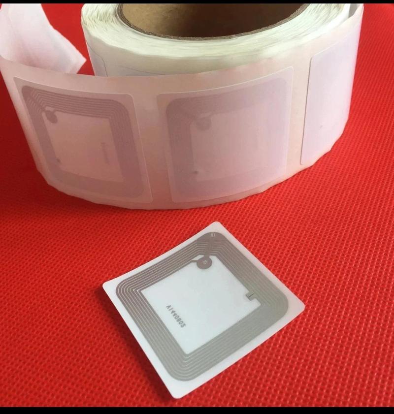 半导体晶圆盒上的微型耐高温RFID标签特写