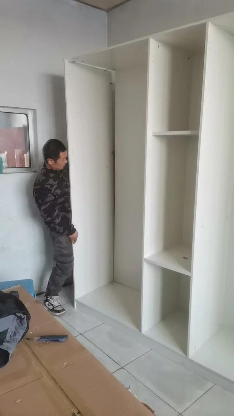 衣柜售后维修工人上门场景