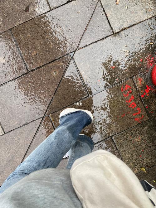 街头斜风下雨中打湿的裤脚特写