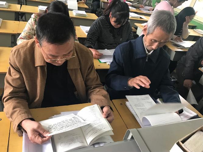 小学走廊接孩子时家长拿试卷和孩子对话的日常场景
