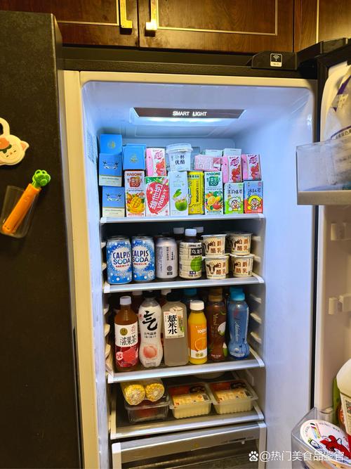 家用冰箱冷藏室门架存放瓶装饮料实拍