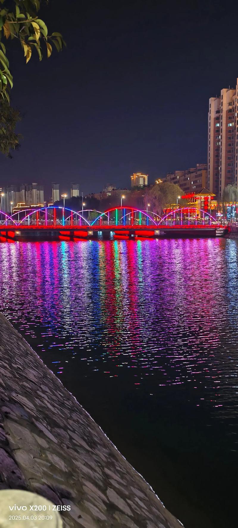 阿勒泰彩虹桥夜景