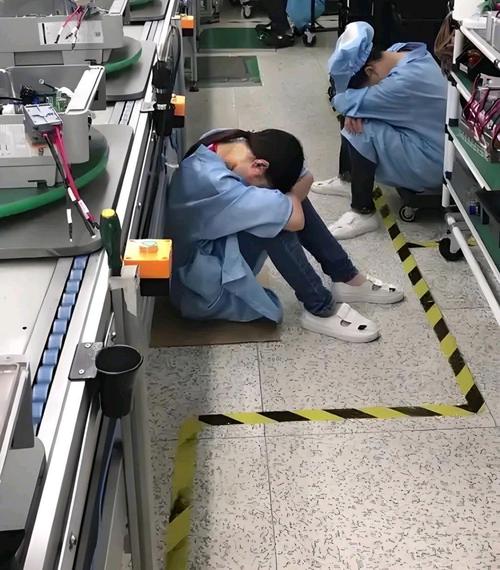 汽配厂倒班员工和孩子一起聊日常的睡前场景