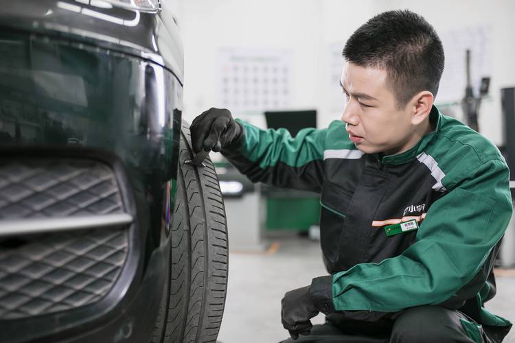 车主徒手检查汽车轮胎旷量操作图