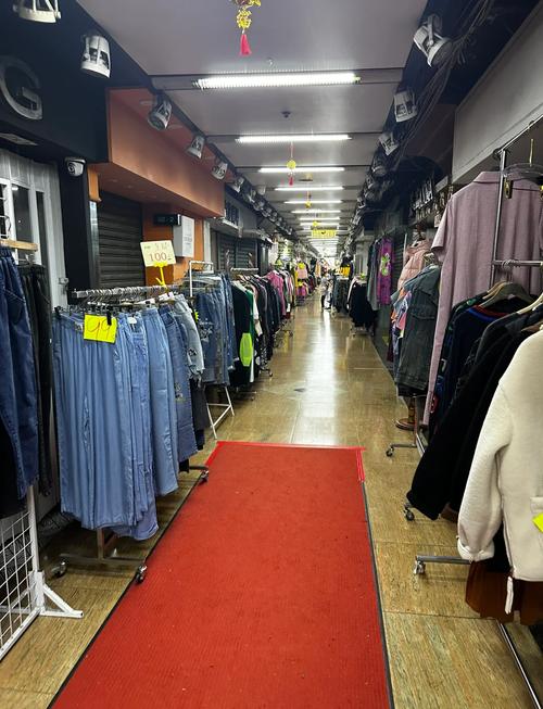 服装工厂门口周末零售自提摊位