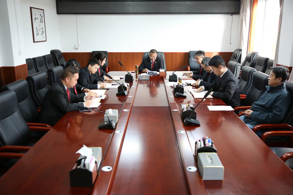 法院庭前会议现场律师发言画面