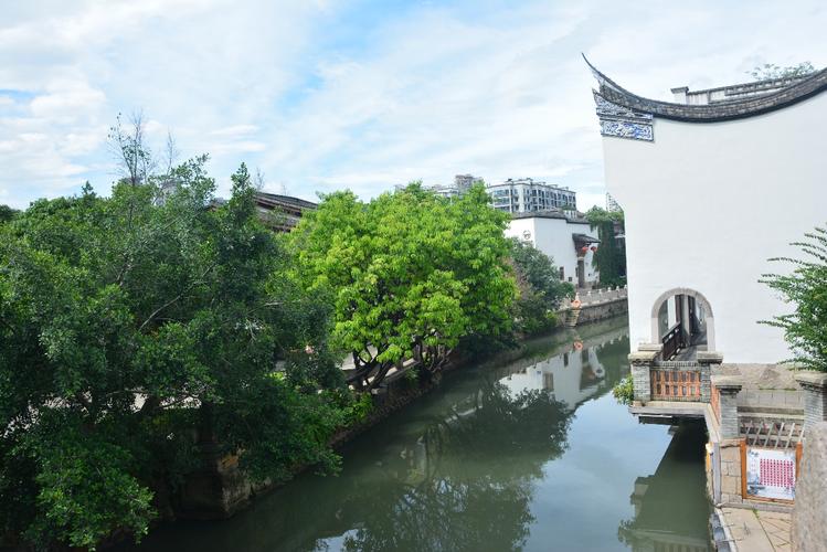 福州三捷河河畔老式洗衣石台阶
