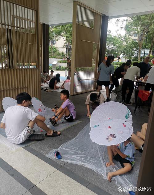 小区夏日凉亭祖辈茶话会带娃场景