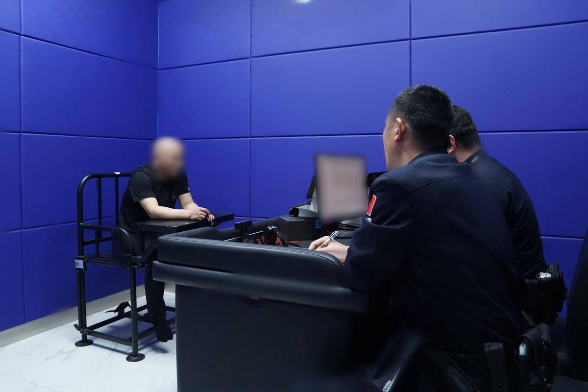 派出所讯问室嫌疑人坐席实拍图