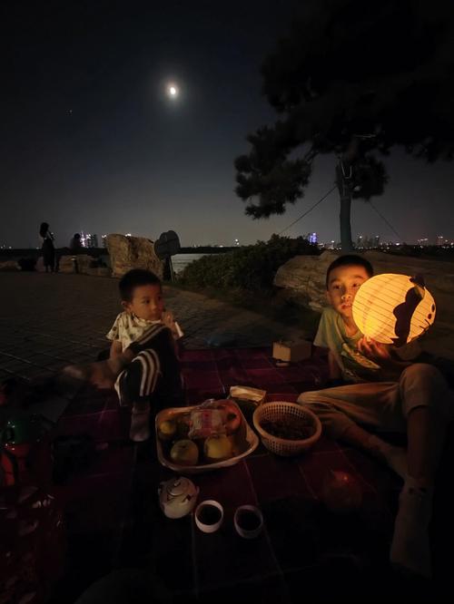 亲子阳台夜晚看月亮实拍场景