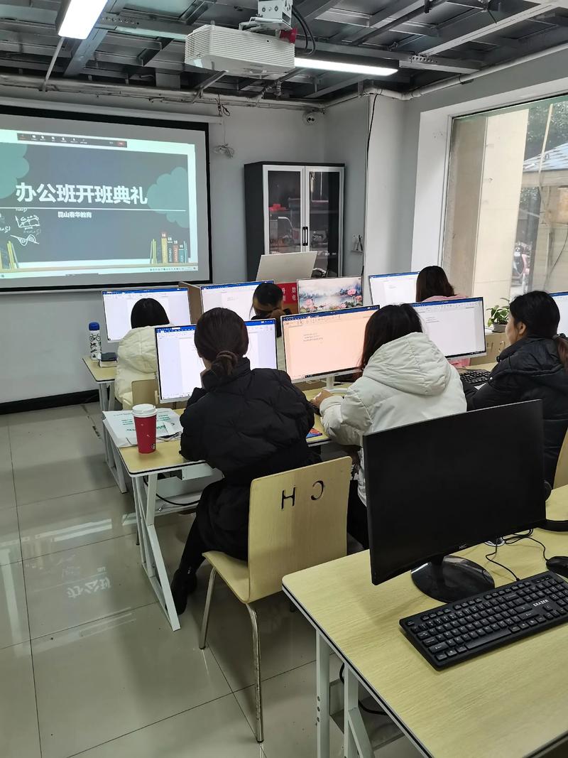 年轻人坐在堆满书和电脑的房间进行线上工作培训