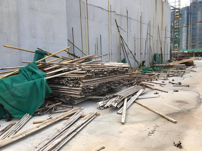 装修工地违规乱堆受潮材料场景