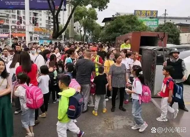 工业厂区双职工校门口接娃放学场景图