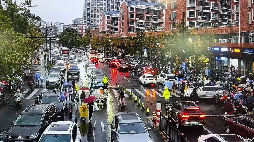 城市小学门口早晚高峰交通拥堵实景图