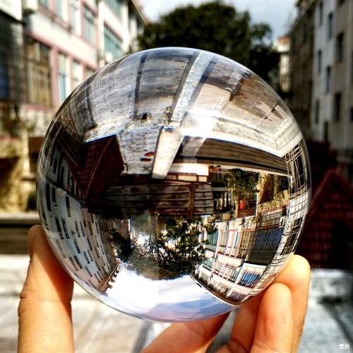 街头魔术表演售卖的仿水晶制品
