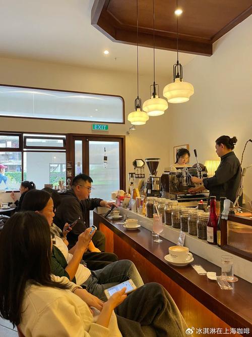 老小区社区咖啡店老板给熟客递做好的咖啡