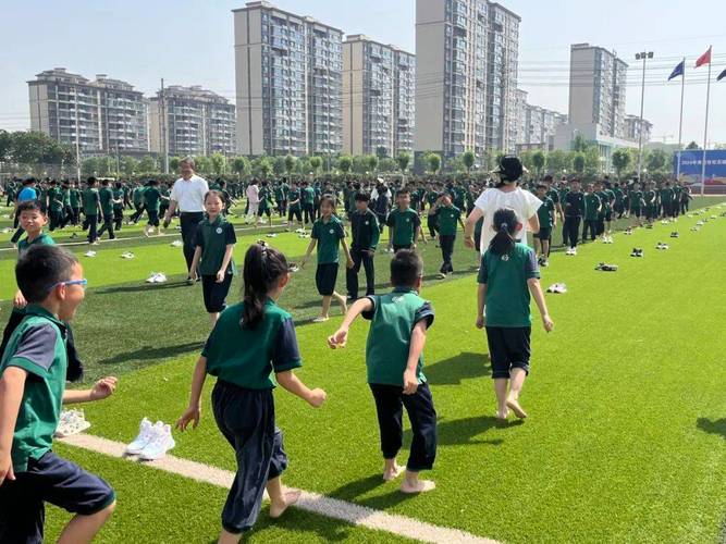 小学阳光体育活动操场草丛角落