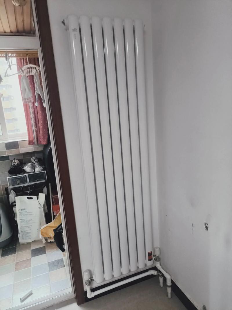 供暖季结束工人拆除旧暖气片
