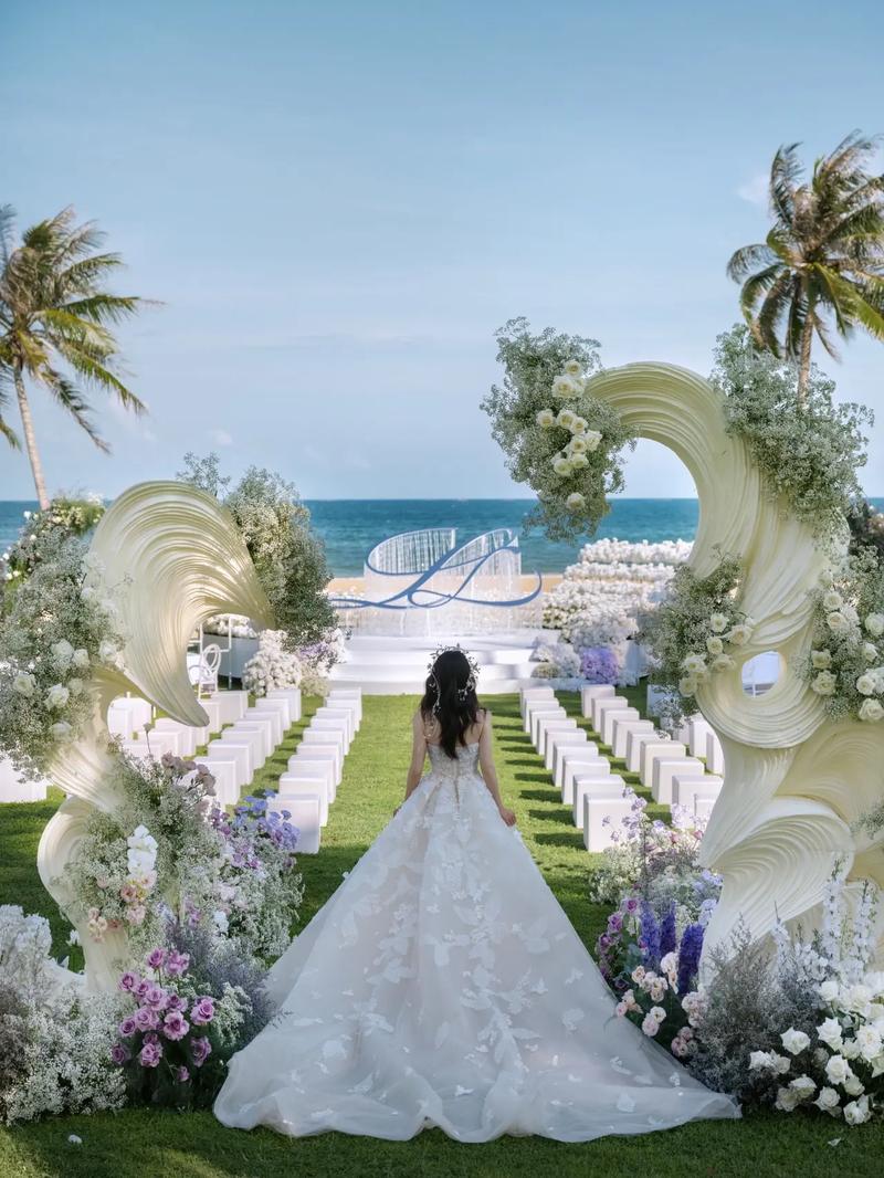傍晚海滩新人跳海庆祝婚礼