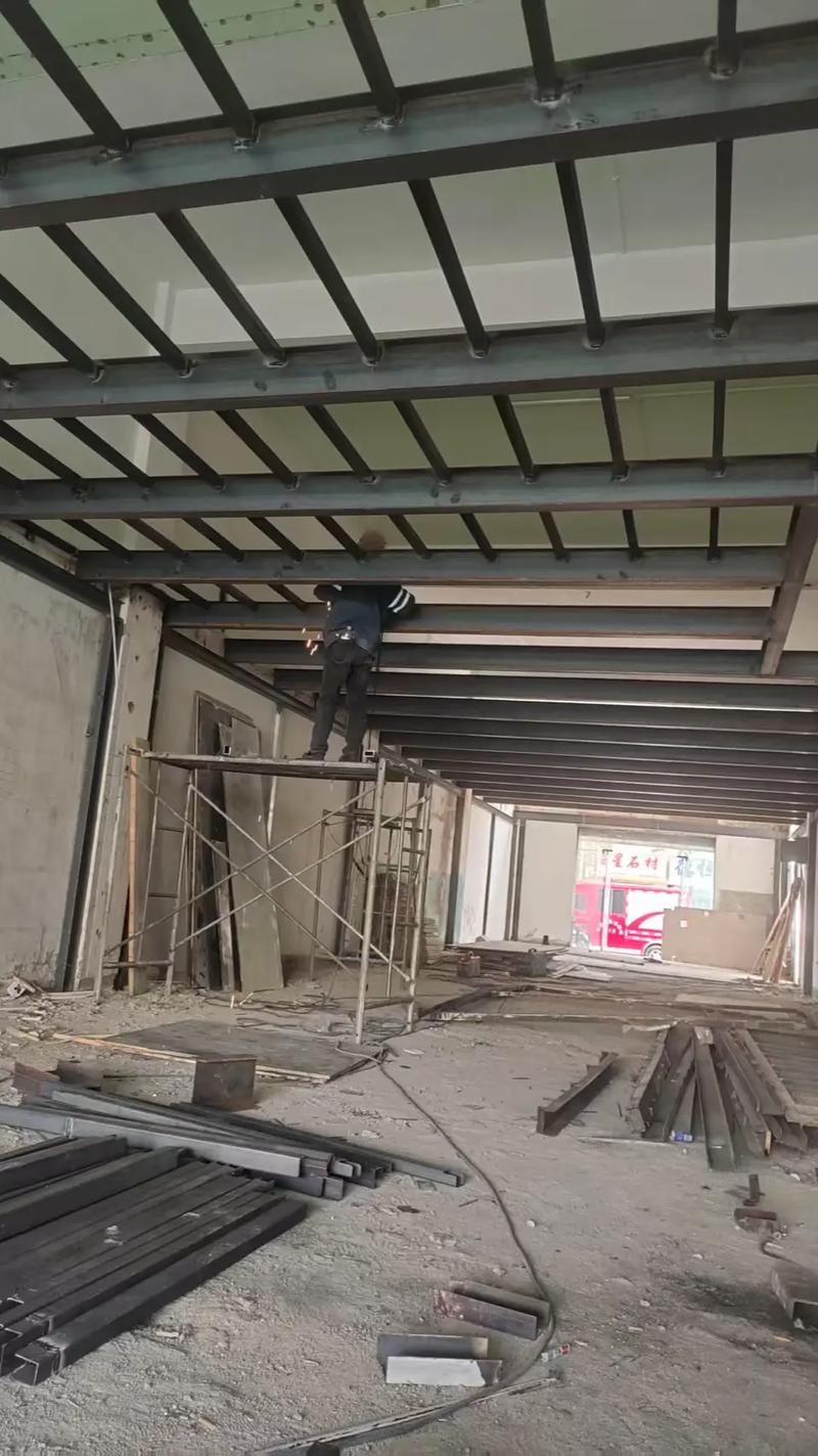 阁楼钢结构加固施工现场焊接