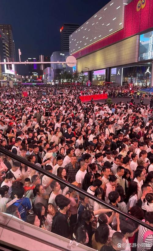 人民广场站人流涌动