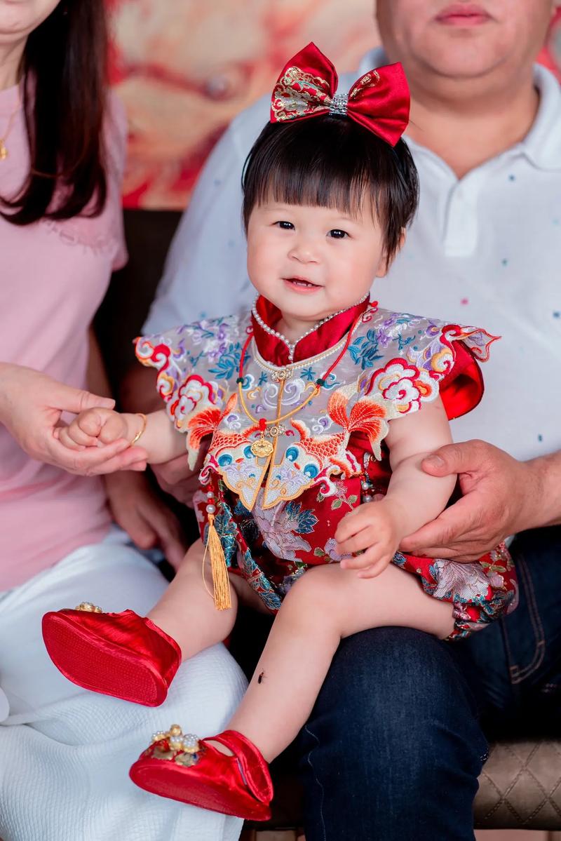 周岁照拍摄现场引导师正在逗笑宝宝