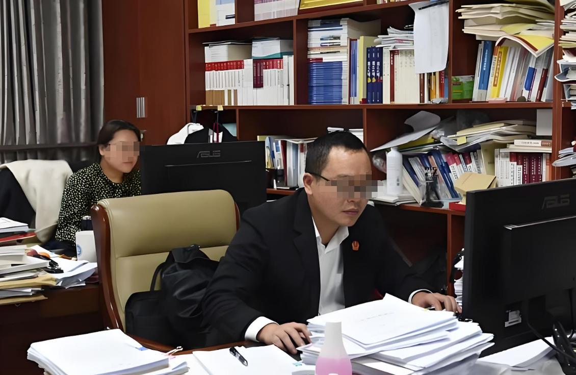 医疗纠纷专业律所办公室内景律师正在翻阅病历