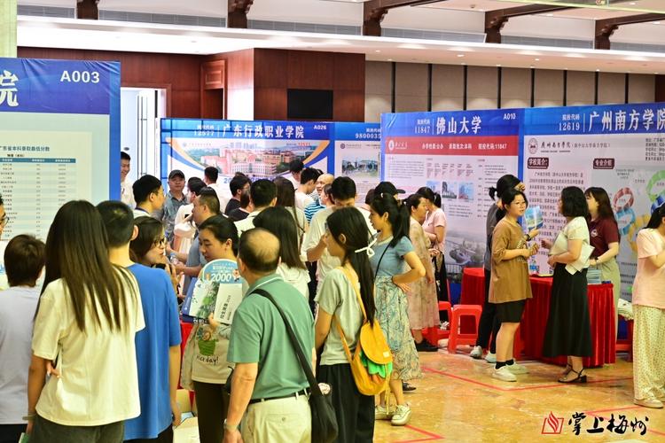 高考招生咨询会中外合作办学咨询展台