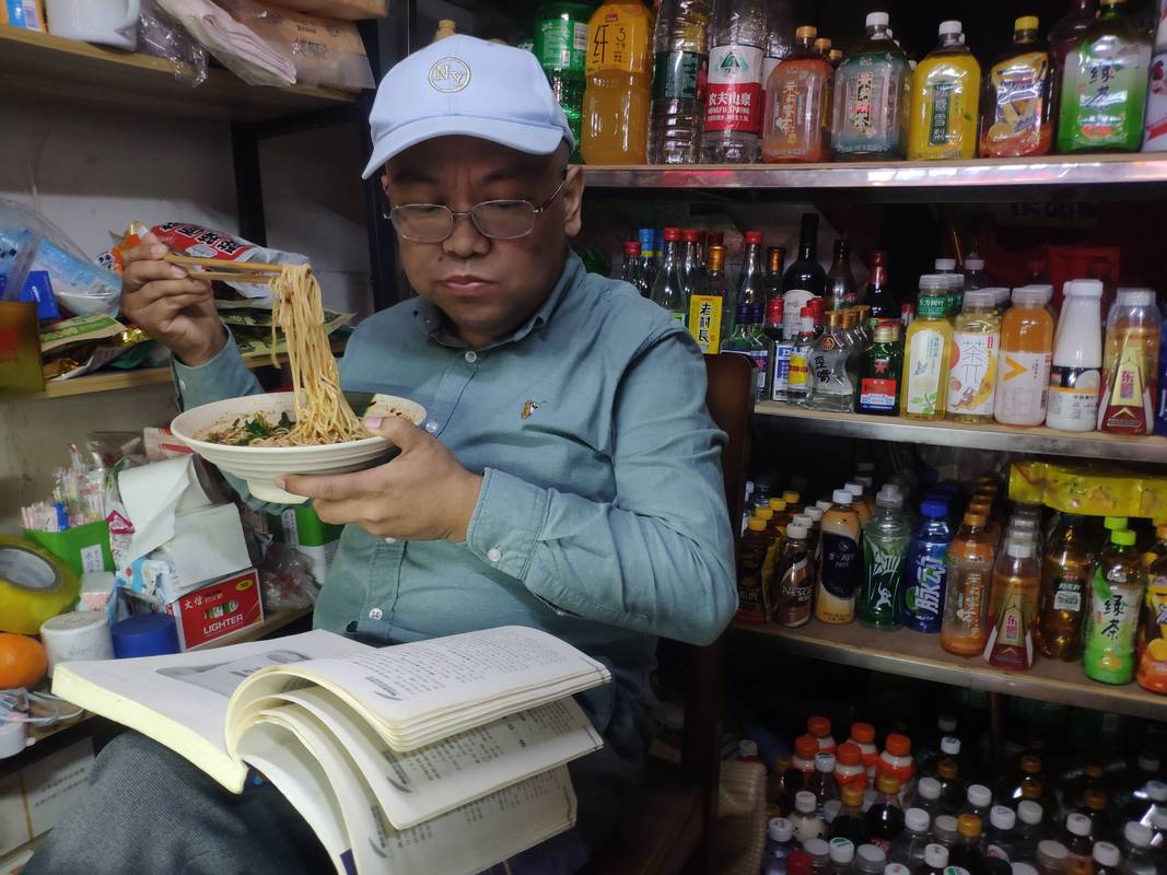 街角小卖部老板与伙计交谈