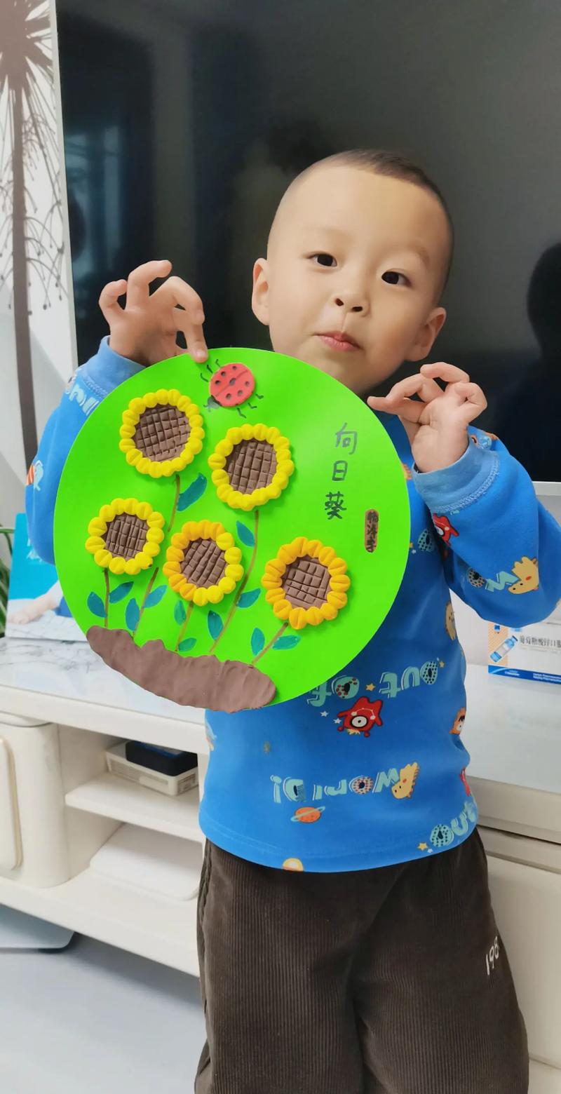 幼儿园孩子展示手工作品微笑