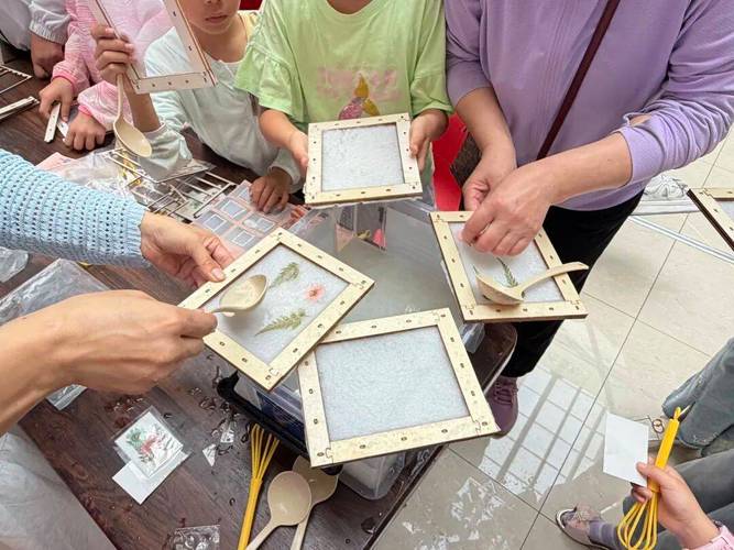 科技馆儿童体验区造纸术互动模型