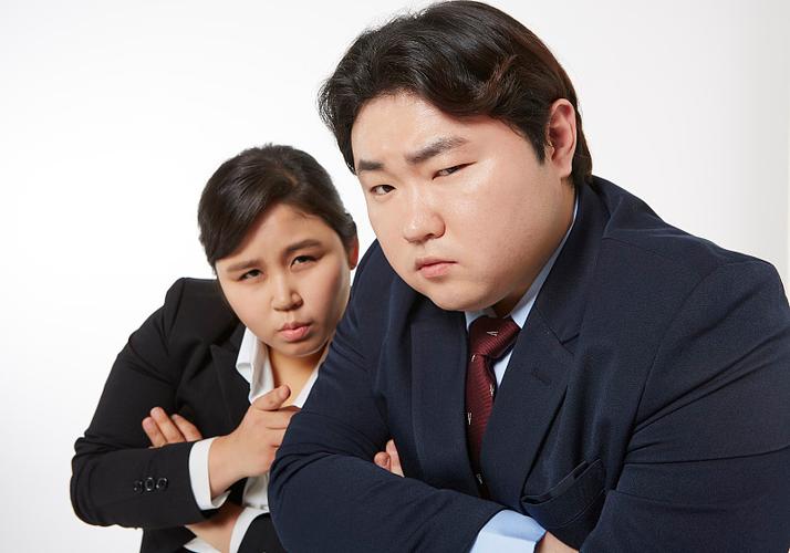商务会议中对方双臂交叉表情怀疑的侧脸