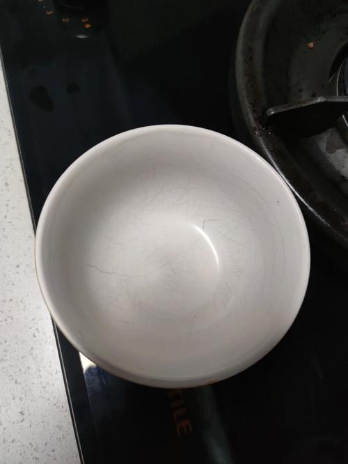 食用小苏打粉撒在灰色亚麻沙发缝隙处