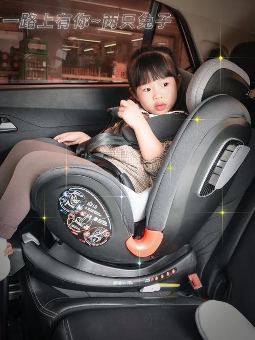 幼儿把玩具车悄悄放到妈妈枕头下情感萌芽动作