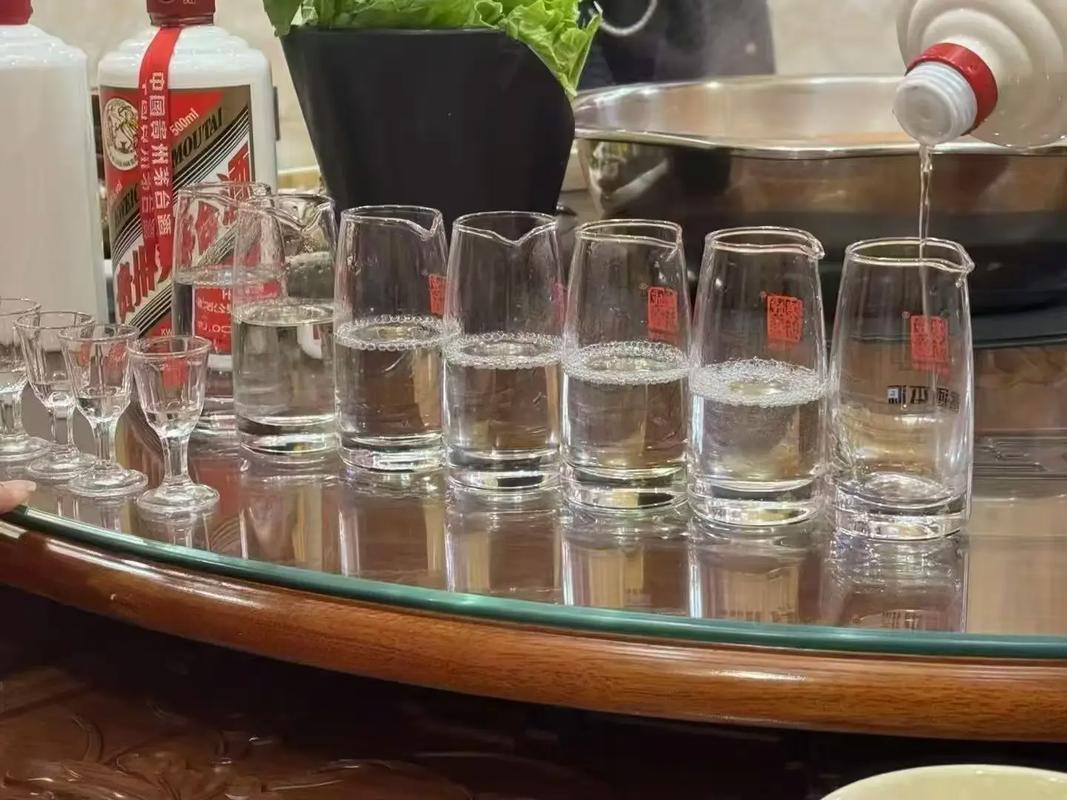 中式婚宴桌上摆放茅台白酒和红酒高脚杯特写