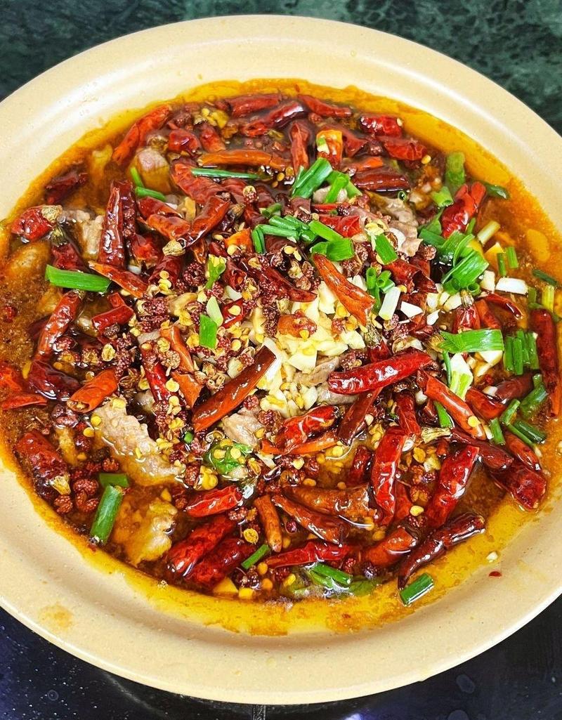 餐厅水煮牛肉红油特写