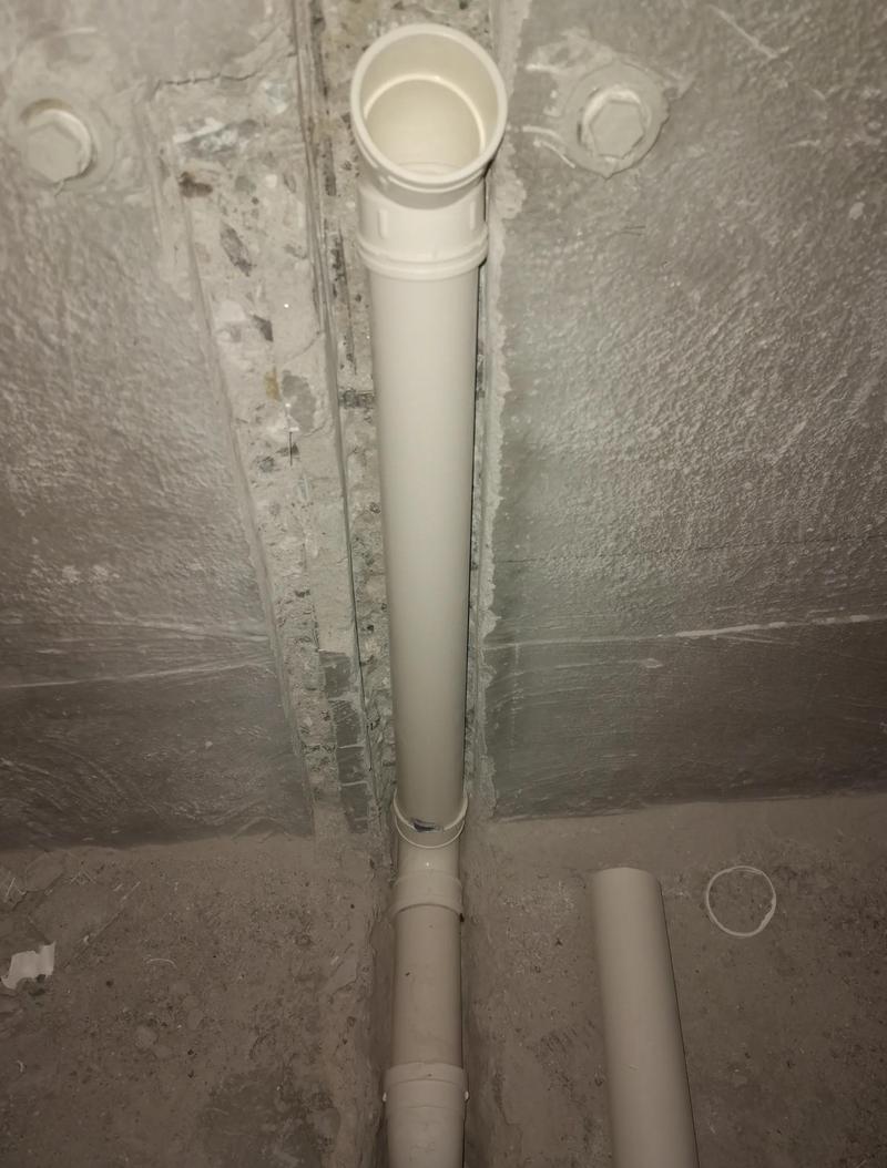 装修师傅对比多种排水管材截面展示